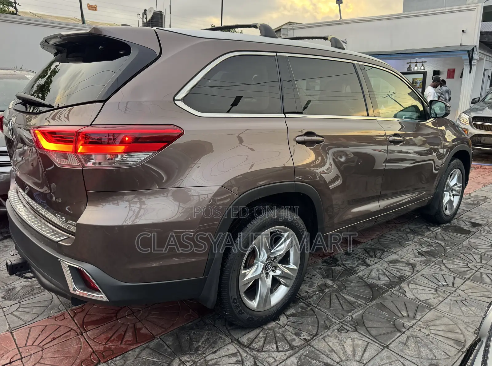Toyota Highlander XLE 4x4 V6 (3.5L 6cyl 8A) 2018 Brown