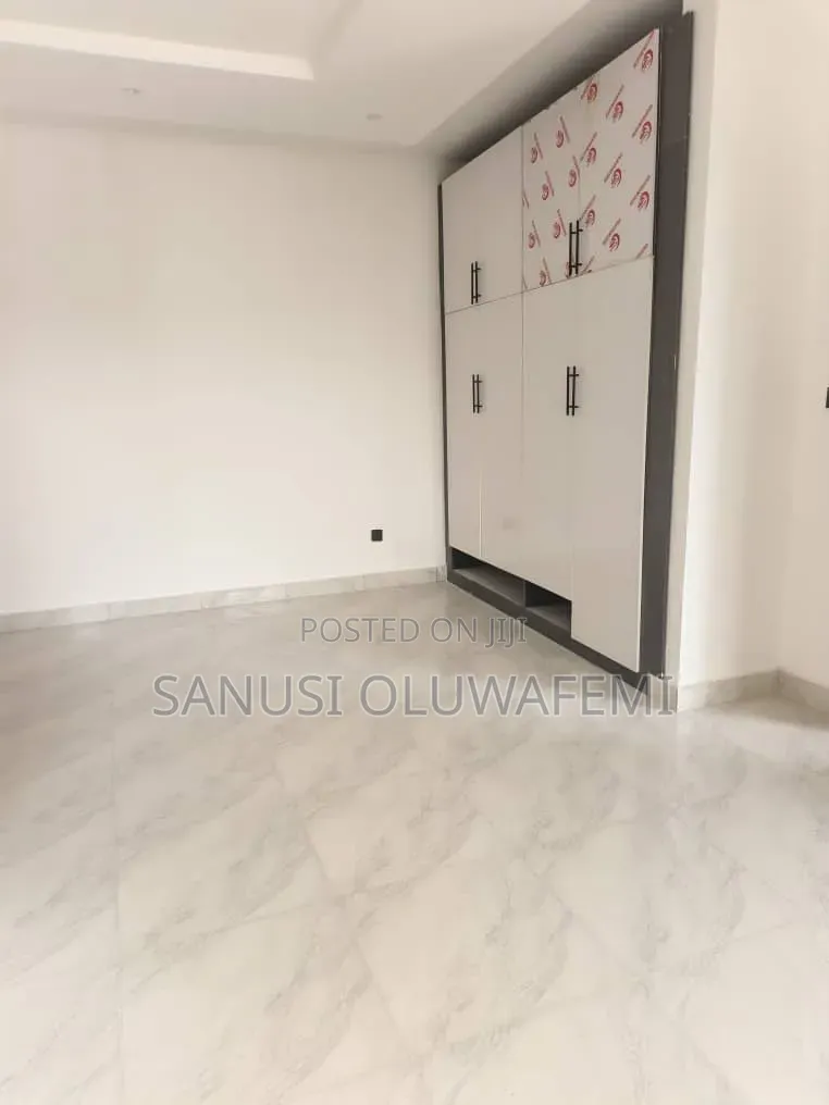 2bdrm Block of Flats in Lekki Phase 1 for sale