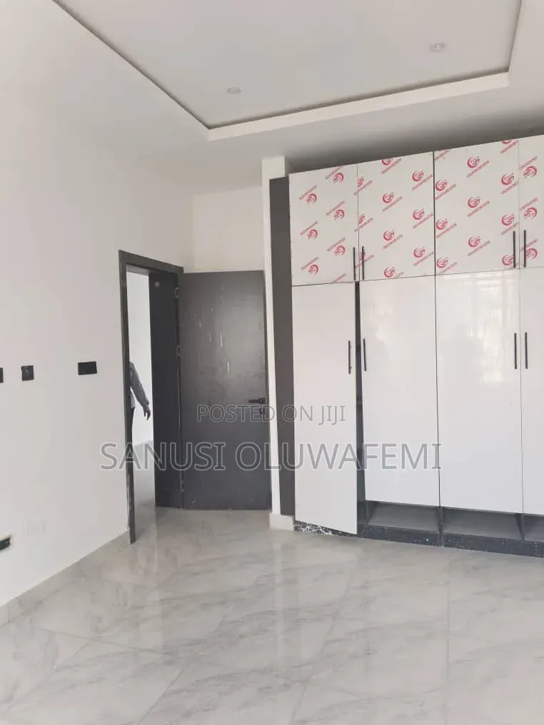 2bdrm Block of Flats in Lekki Phase 1 for sale