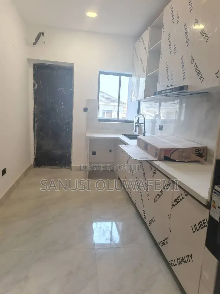 3bdrm Block of Flats in Lekki Phase 1 for sale