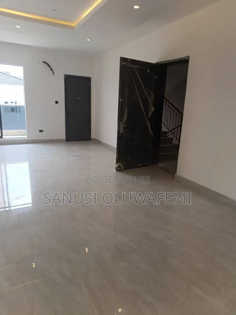 3bdrm Block of Flats in Lekki Phase 1 for sale