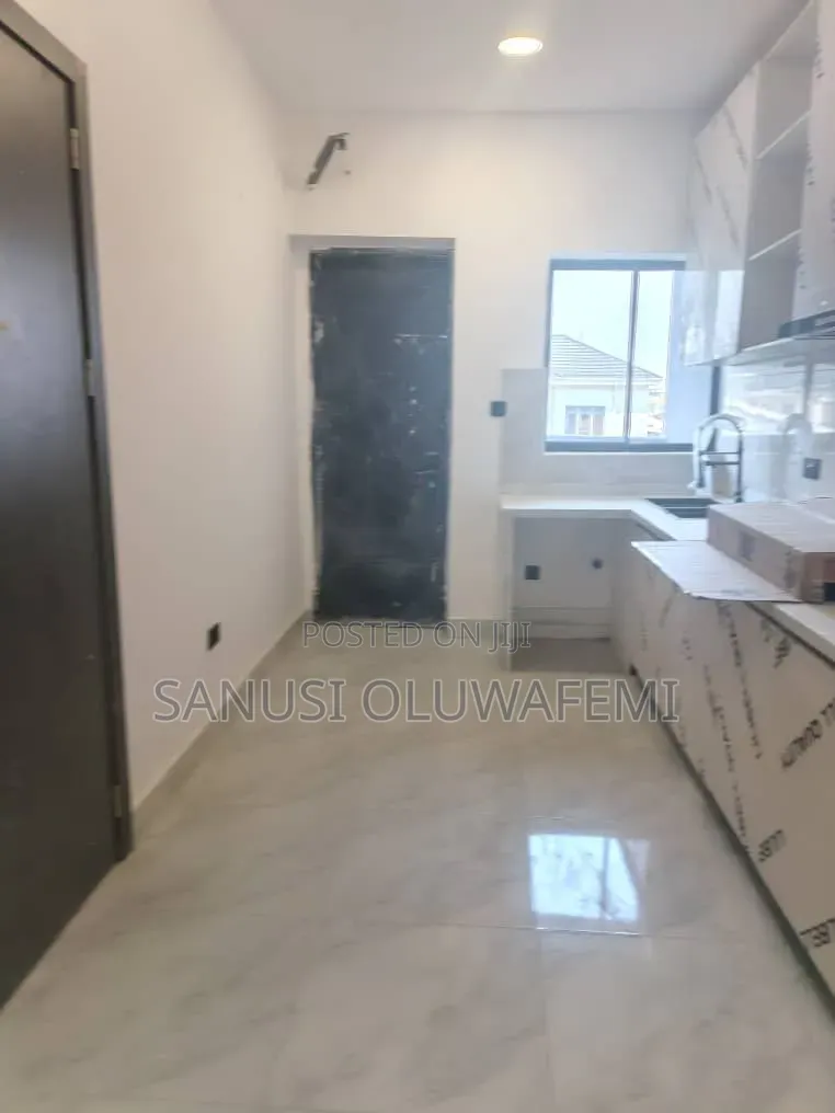 3bdrm Block of Flats in Lekki Phase 1 for sale