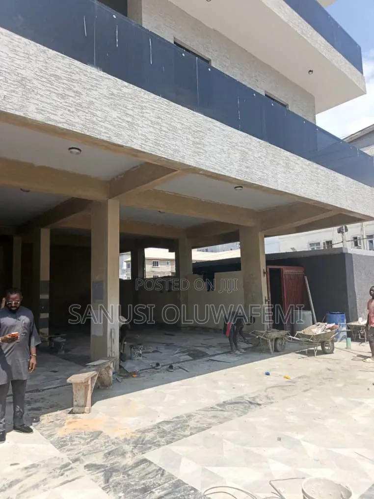 3bdrm Block of Flats in Lekki Phase 1 for sale