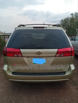 Toyota Sienna XLE FWD (3.3L V6 5A) 2004 Gold