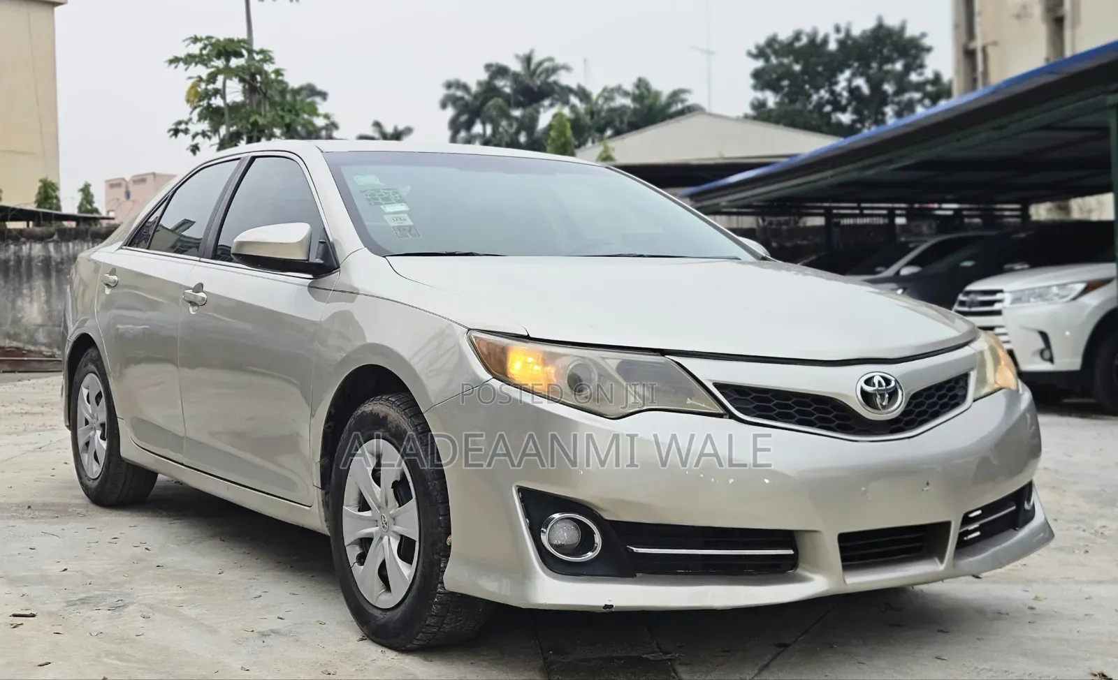 Toyota Camry LE 4dr Sedan (2.5L 4cyl 6A) 2013 Gold