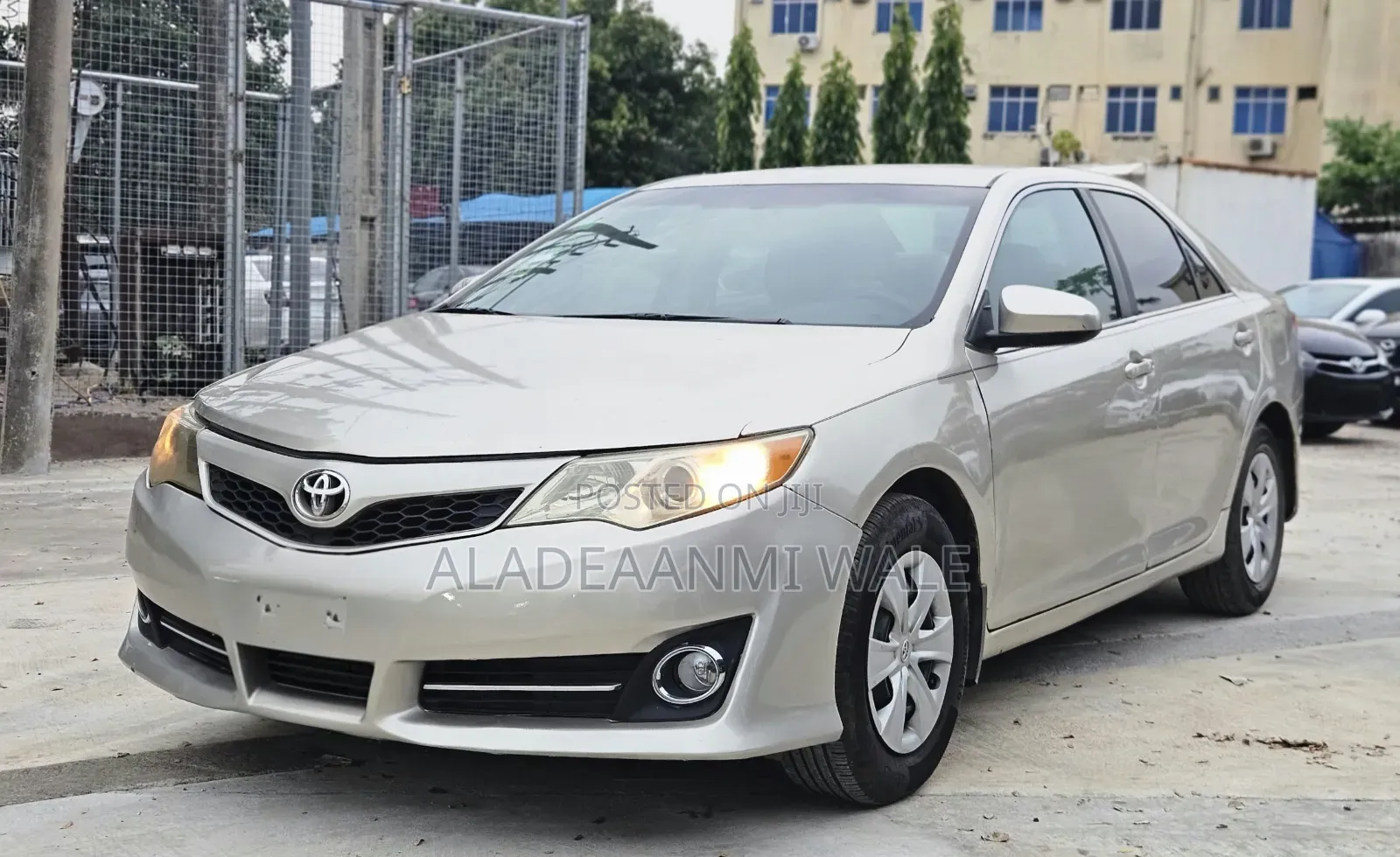 Toyota Camry LE 4dr Sedan (2.5L 4cyl 6A) 2013 Gold