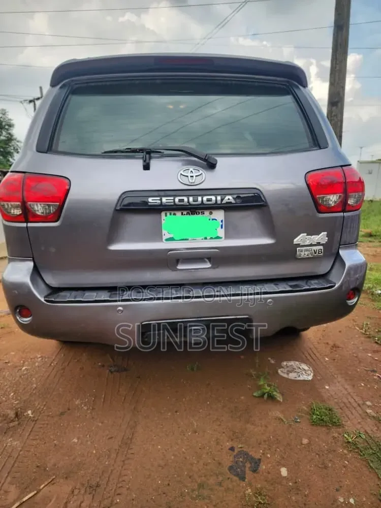Toyota Sequoia SR5 4dr SUV (5.7L 8cyl 6A) 2011 Gray