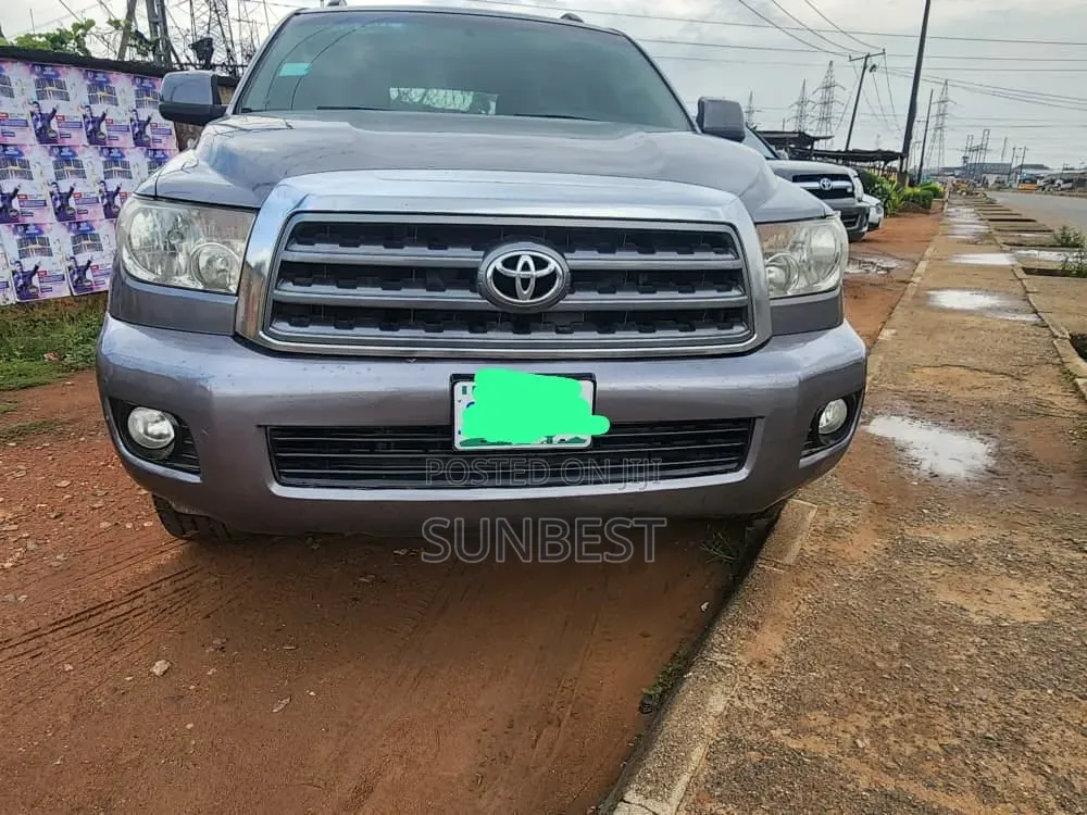 Toyota Sequoia SR5 4dr SUV (5.7L 8cyl 6A) 2011 Gray