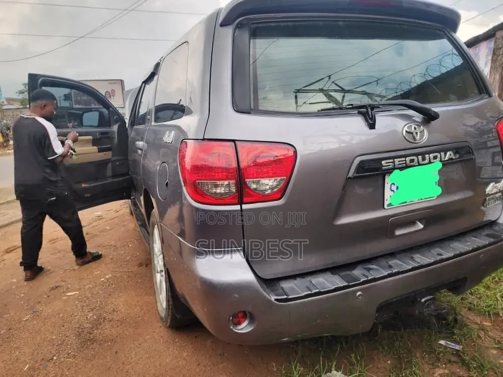 Toyota Sequoia SR5 4dr SUV (5.7L 8cyl 6A) 2011 Gray
