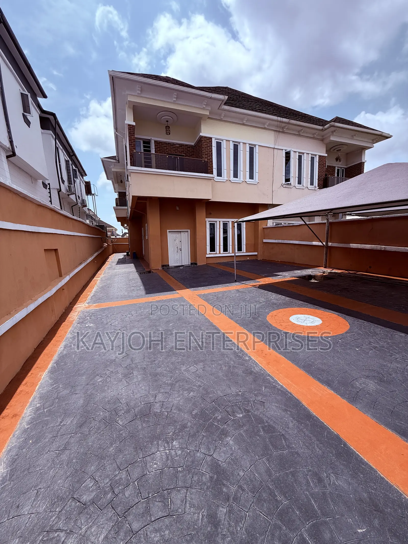 4bdrm Duplex in Thomas Estate for sale