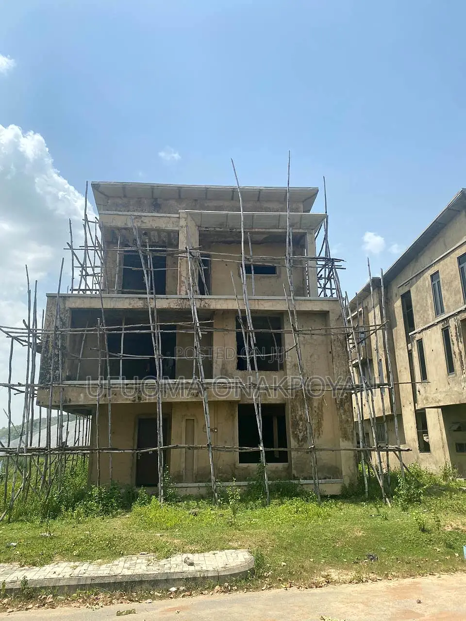 5bdrm Duplex in Idu Industrial for sale