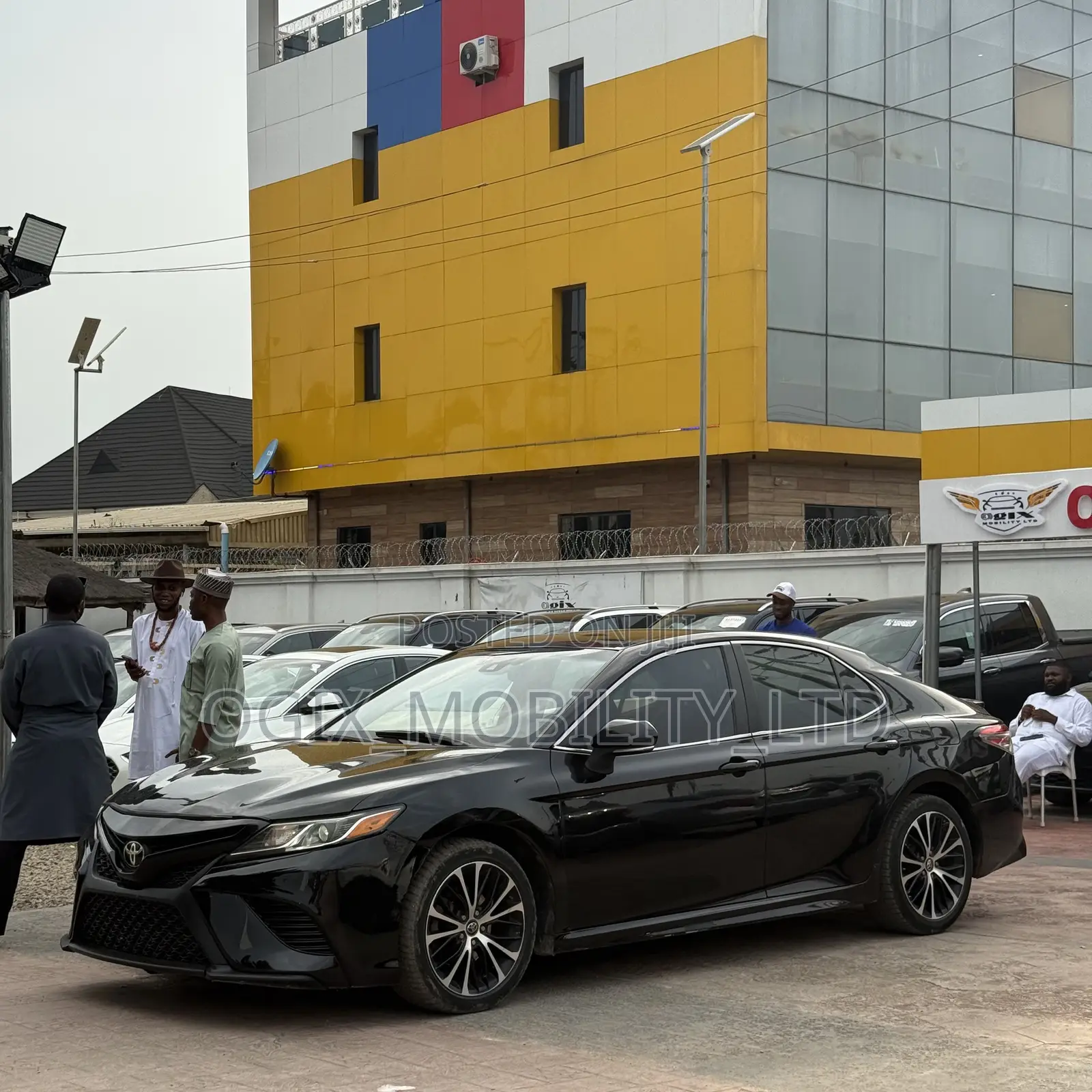 Toyota Camry SE FWD (2.5L 4cyl 8AM) 2018 Black