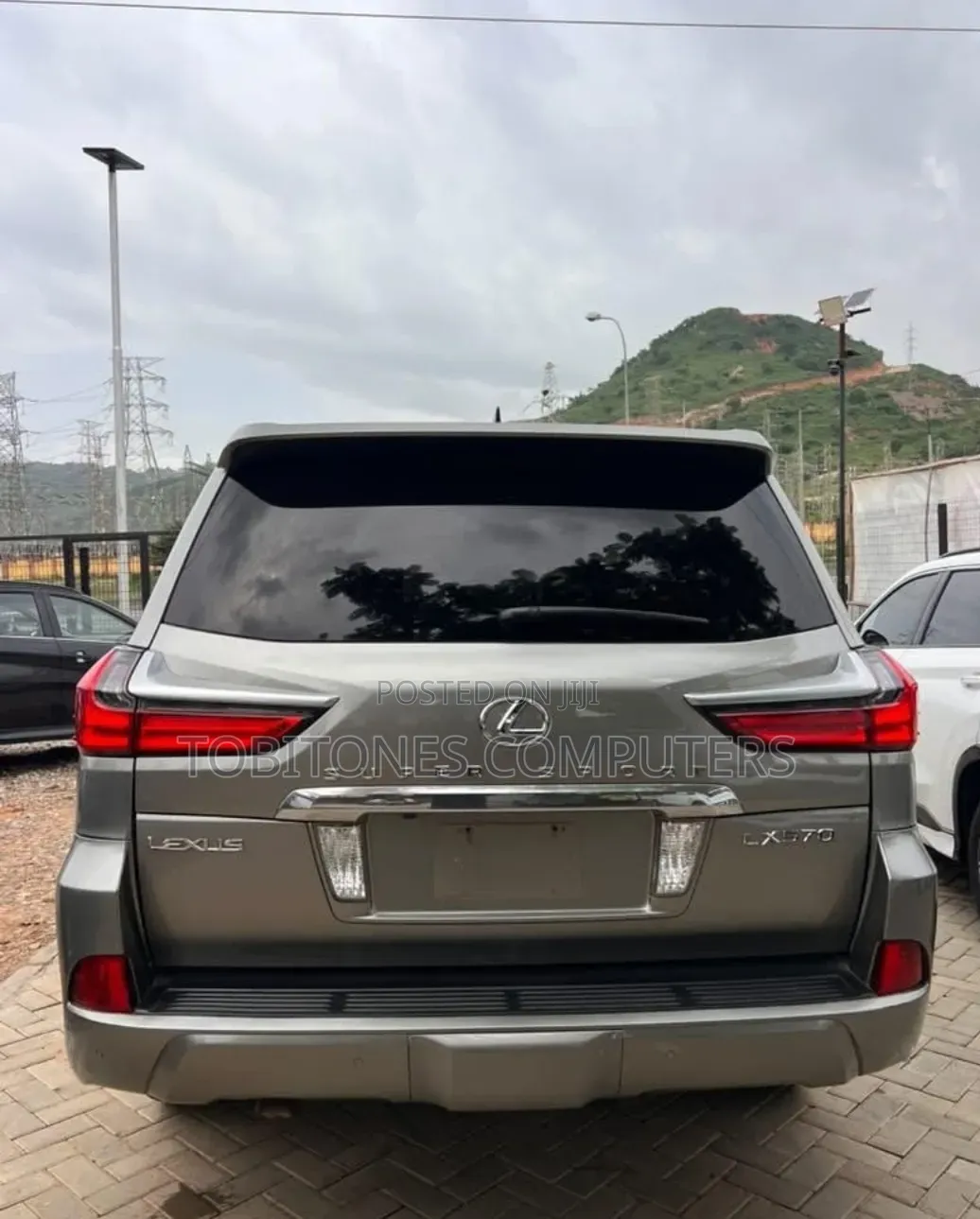 Lexus LX 570 (5 seats) AWD 2017 Gold