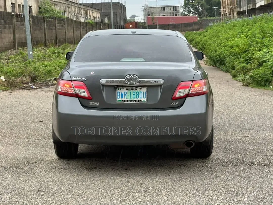 Toyota Camry LE 4dr Sedan (2.5L 4cyl 6A) 2011 Gray