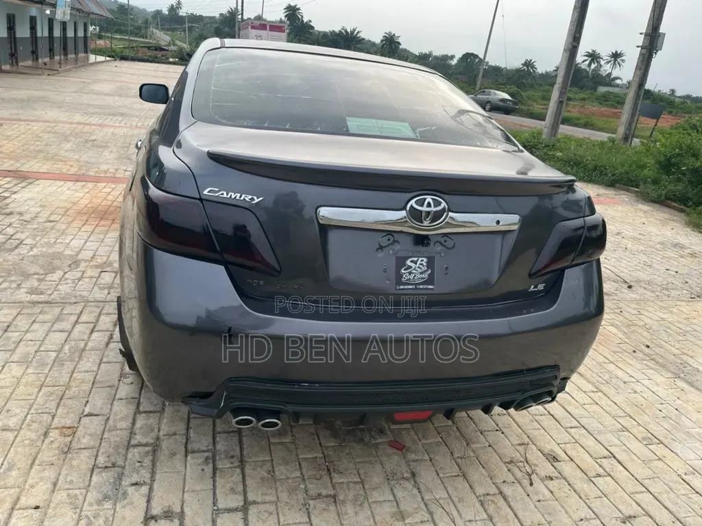 Toyota Camry Base 4dr Sedan (2.5L 4cyl 6M) 2010 Gray