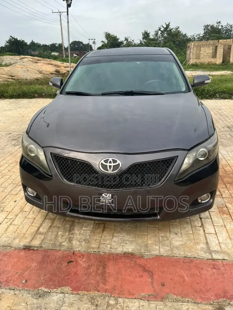 Toyota Camry Base 4dr Sedan (2.5L 4cyl 6M) 2010 Gray