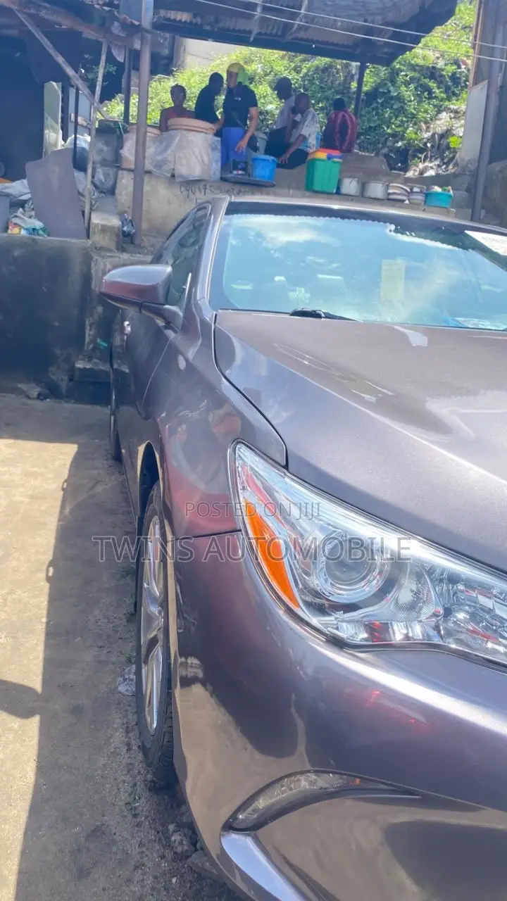 Toyota Camry XLE 4dr Sedan (3.5L 6cyl 6A) 2017 Gray