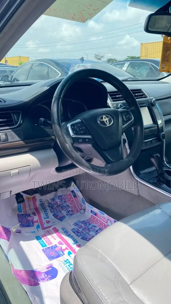 Toyota Camry XLE 4dr Sedan (3.5L 6cyl 6A) 2017 Gray