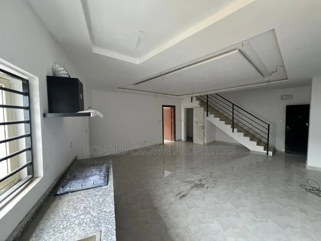 3bdrm Apartment in Lekki Phase 1 for rent