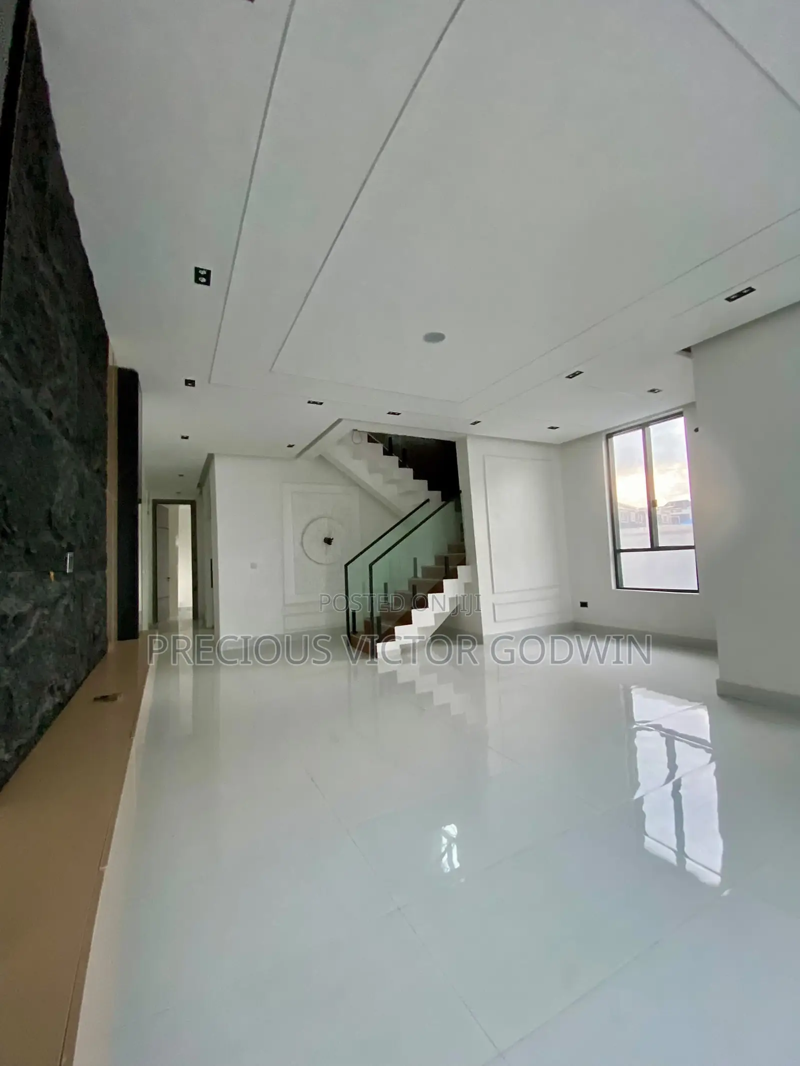 5bdrm Duplex in Chevron for sale