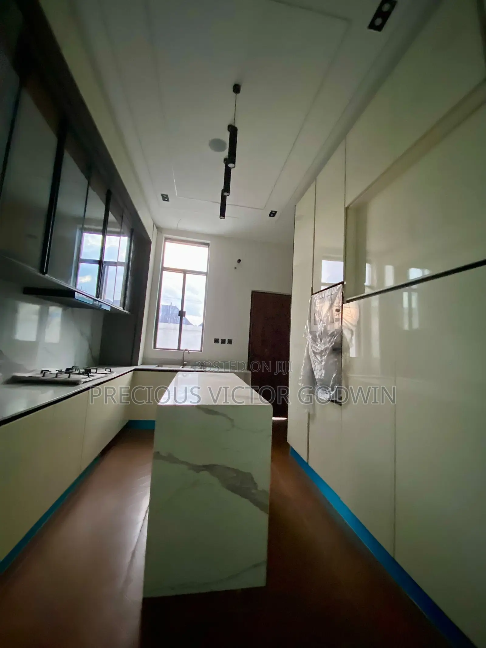 5bdrm Duplex in Chevron for sale