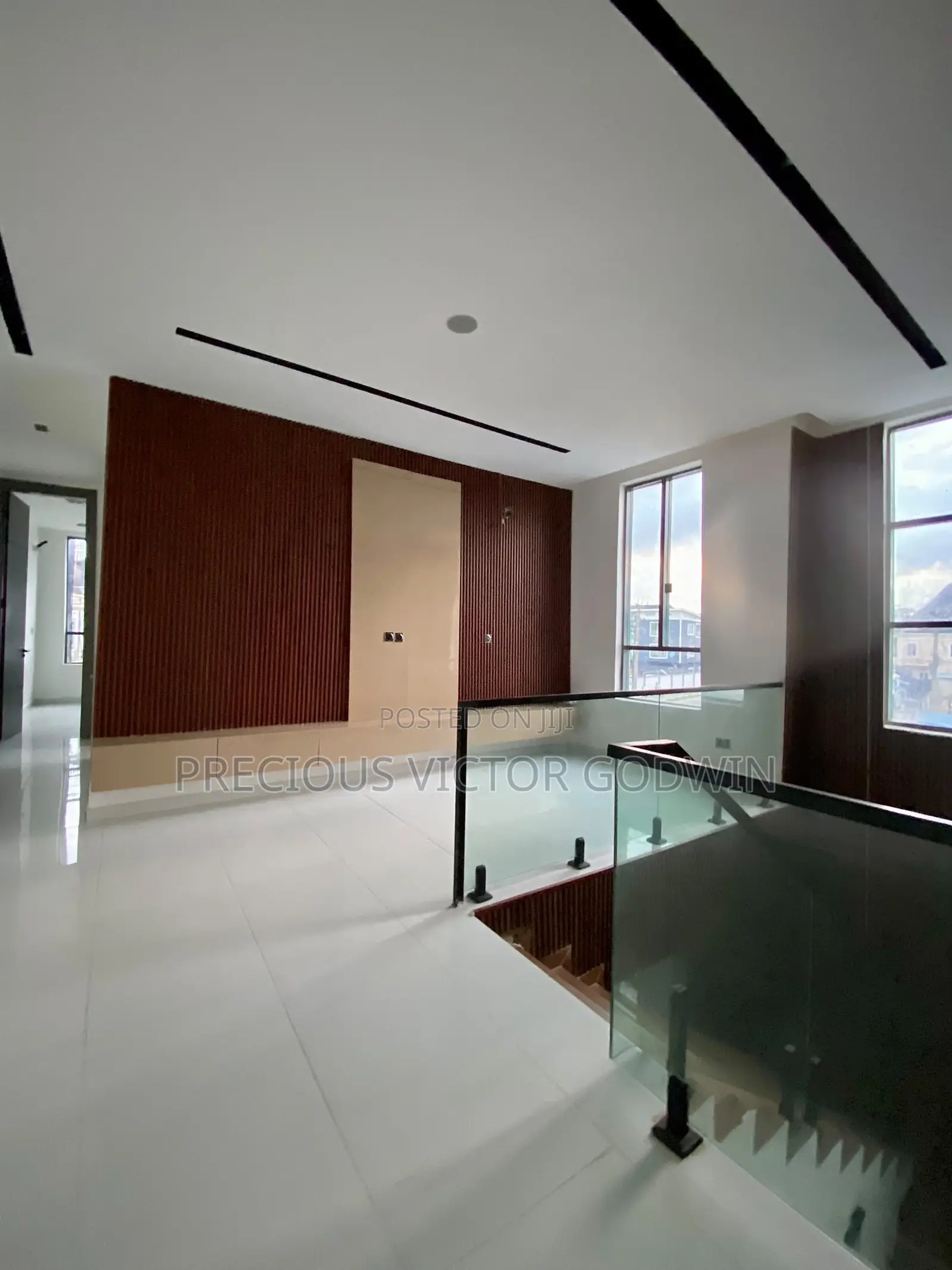 5bdrm Duplex in Chevron for sale