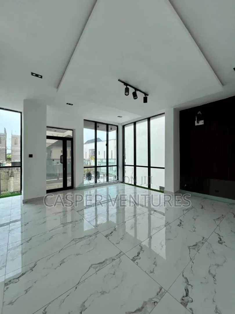 5bdrm House in Chevron for sale