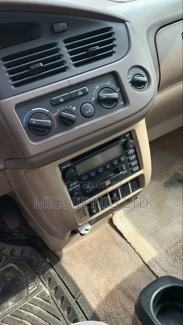 Toyota Sienna LE 2002 Silver