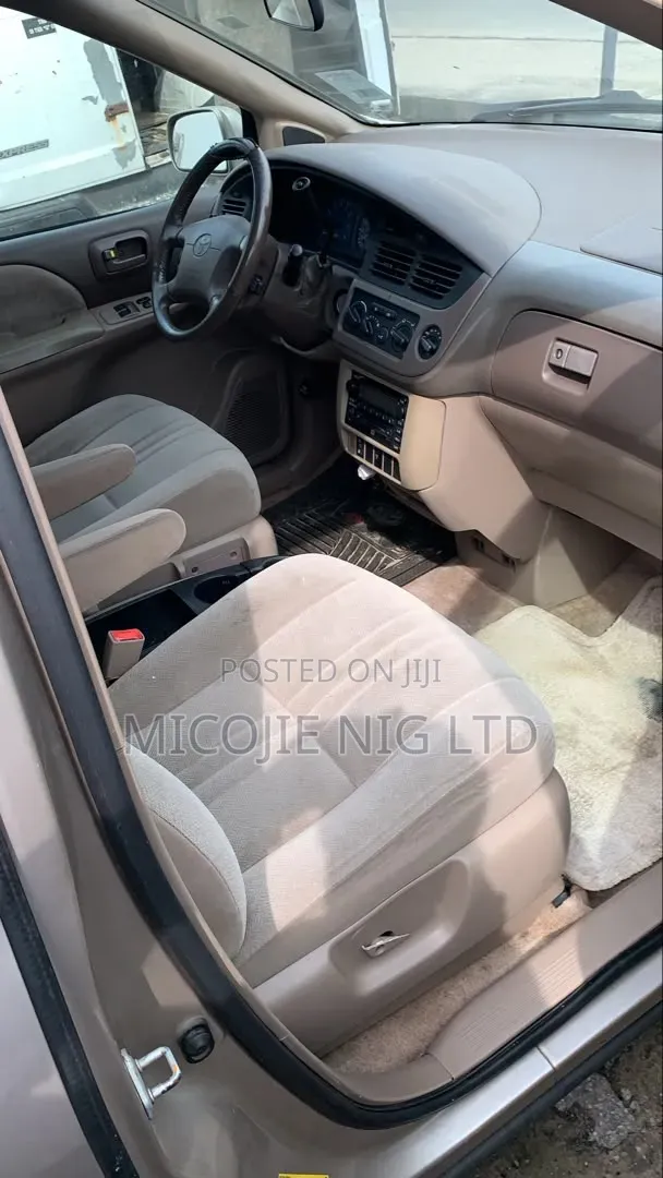 Toyota Sienna LE 2002 Silver