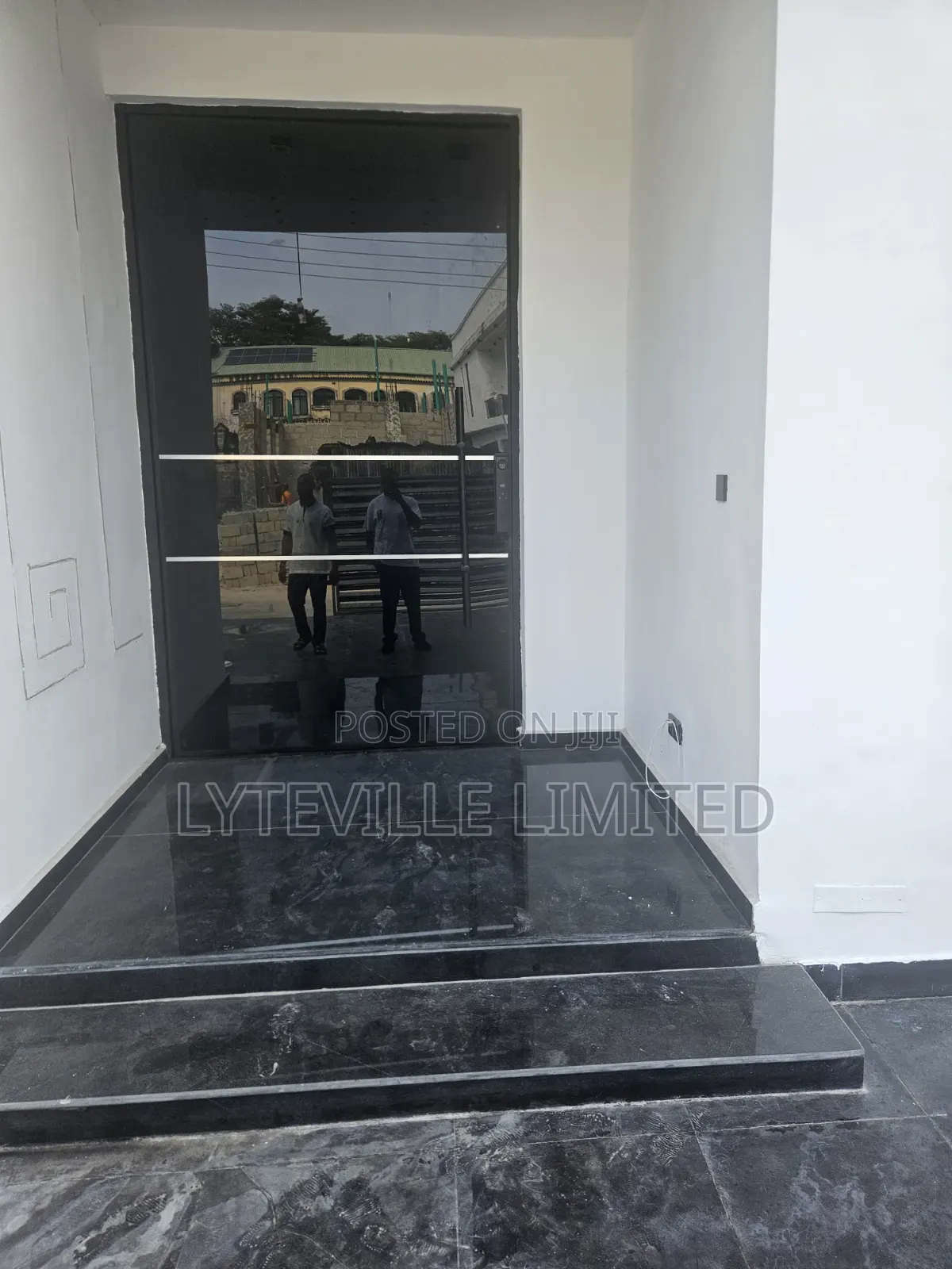 5bdrm Duplex in Chevron for sale