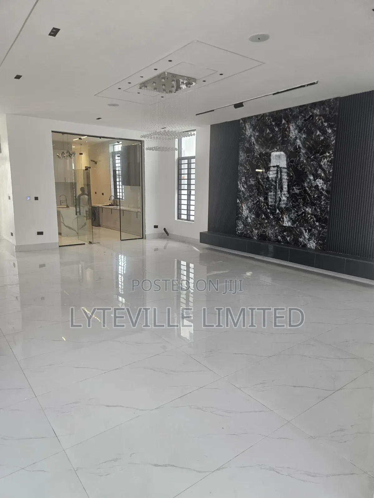 5bdrm Duplex in Chevron for sale