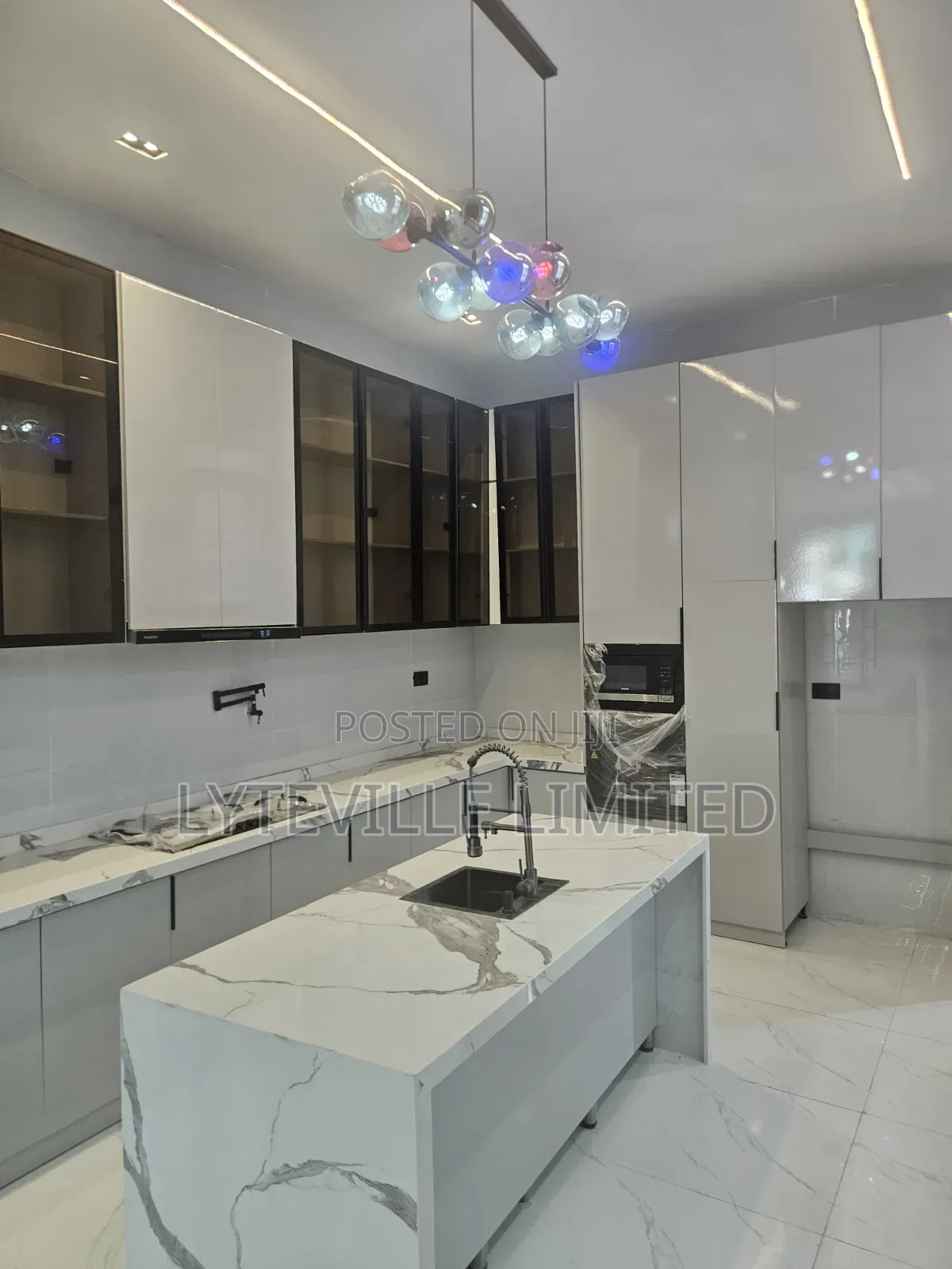 5bdrm Duplex in Chevron for sale