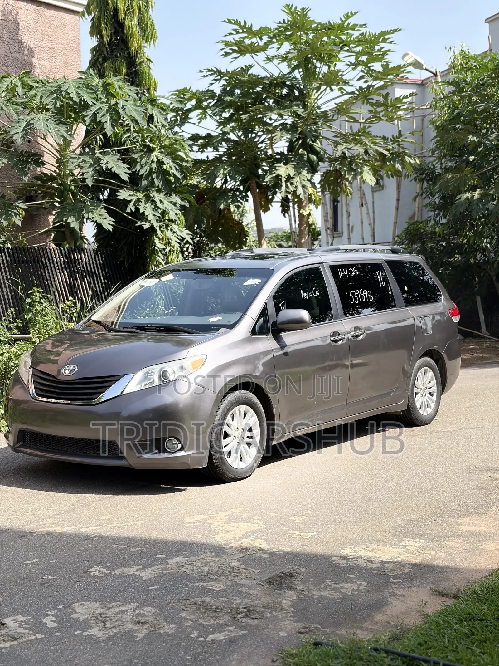 Toyota Sienna XLE AWD 7-Passenger 2013 Gray