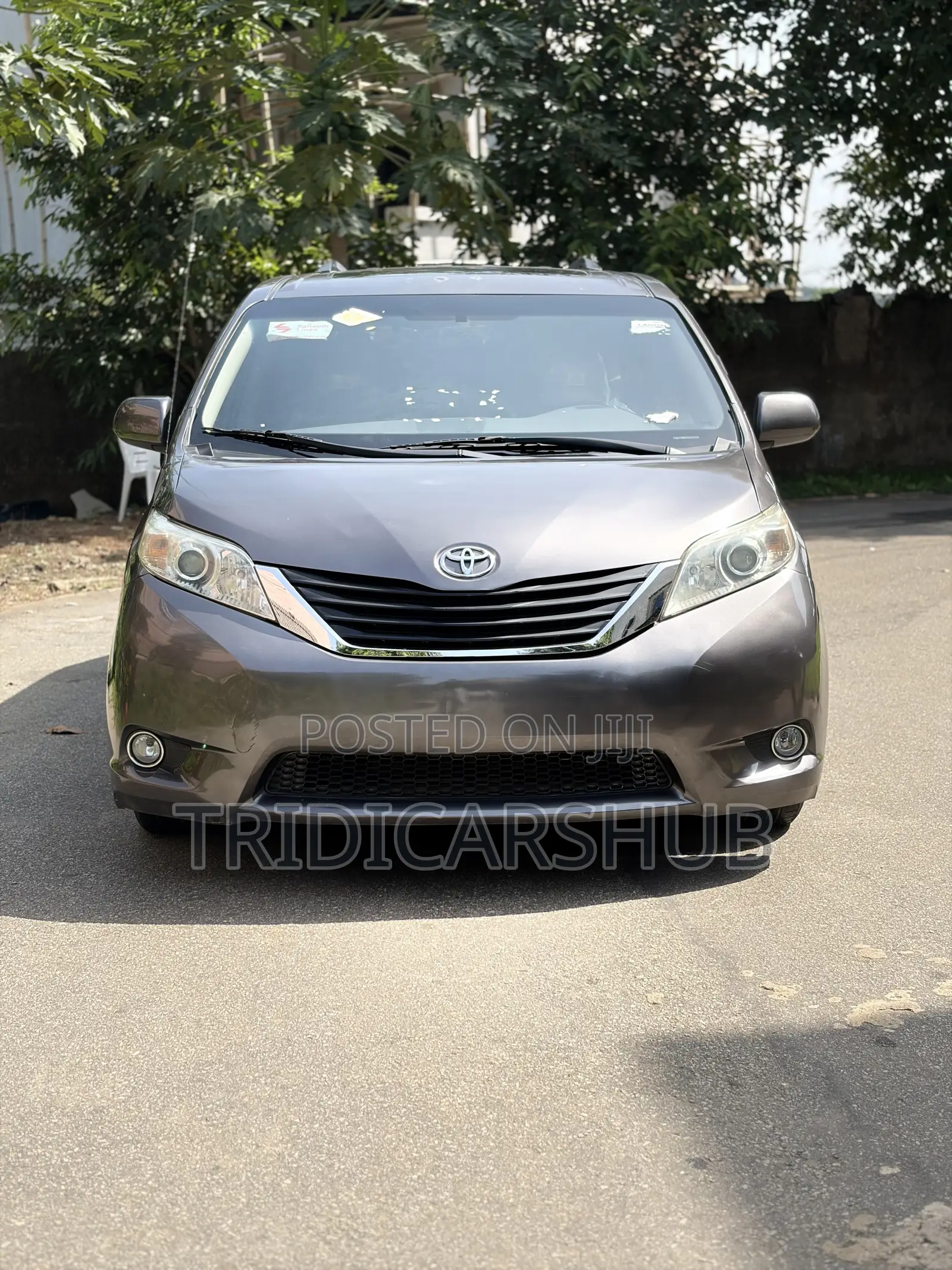 Toyota Sienna XLE AWD 7-Passenger 2013 Gray