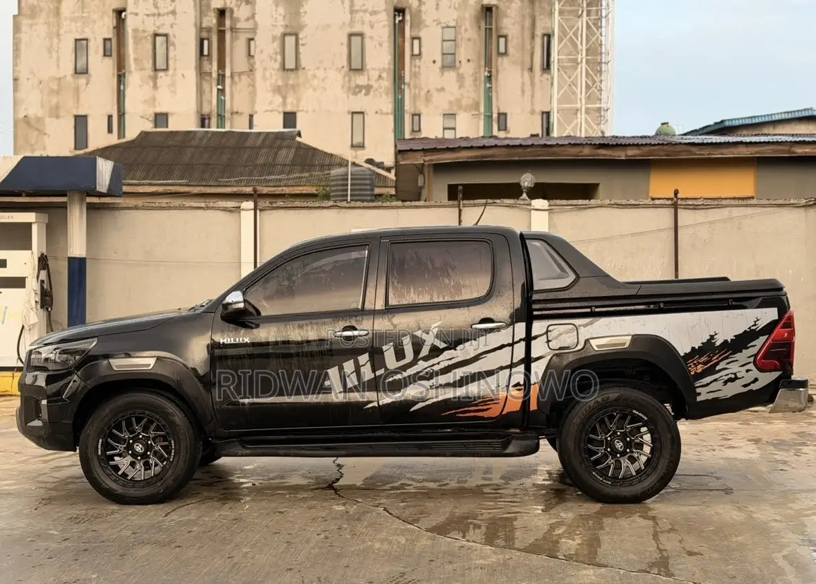 Toyota Hilux 2015 Black