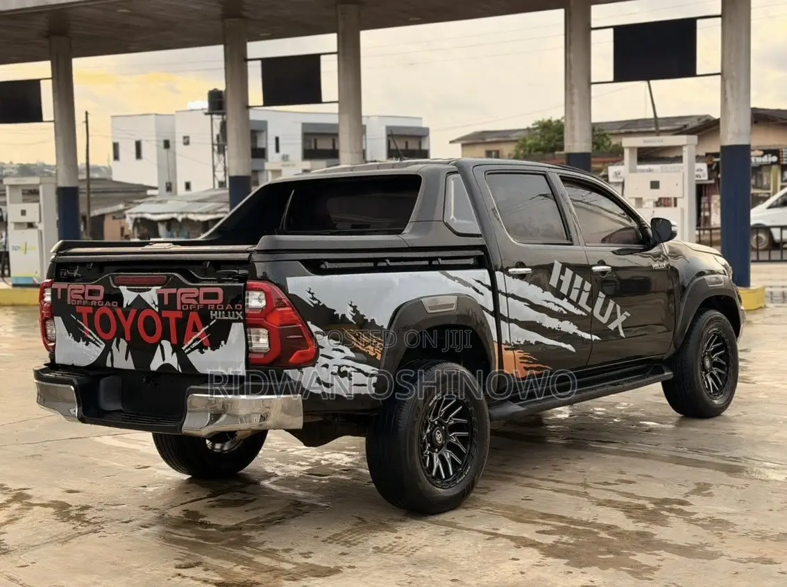 Toyota Hilux 2015 Black