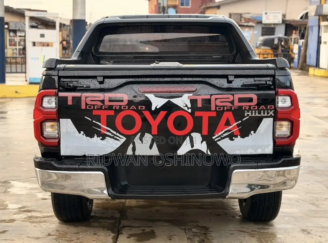 Toyota Hilux 2015 Black