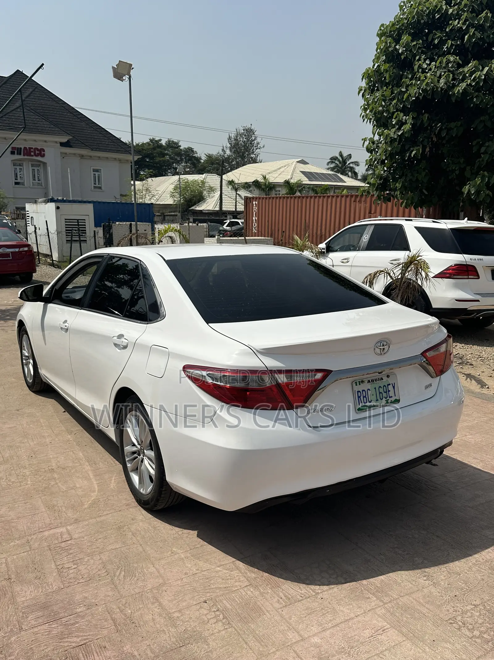 Toyota Camry SE 4dr Sedan (2.5L 4cyl 6A) 2016 White