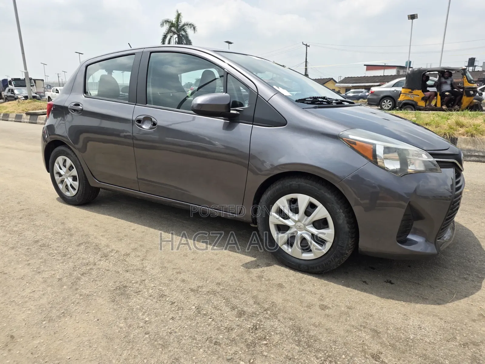 Toyota Yaris SE Hatchback 5dr 2016 Gray
