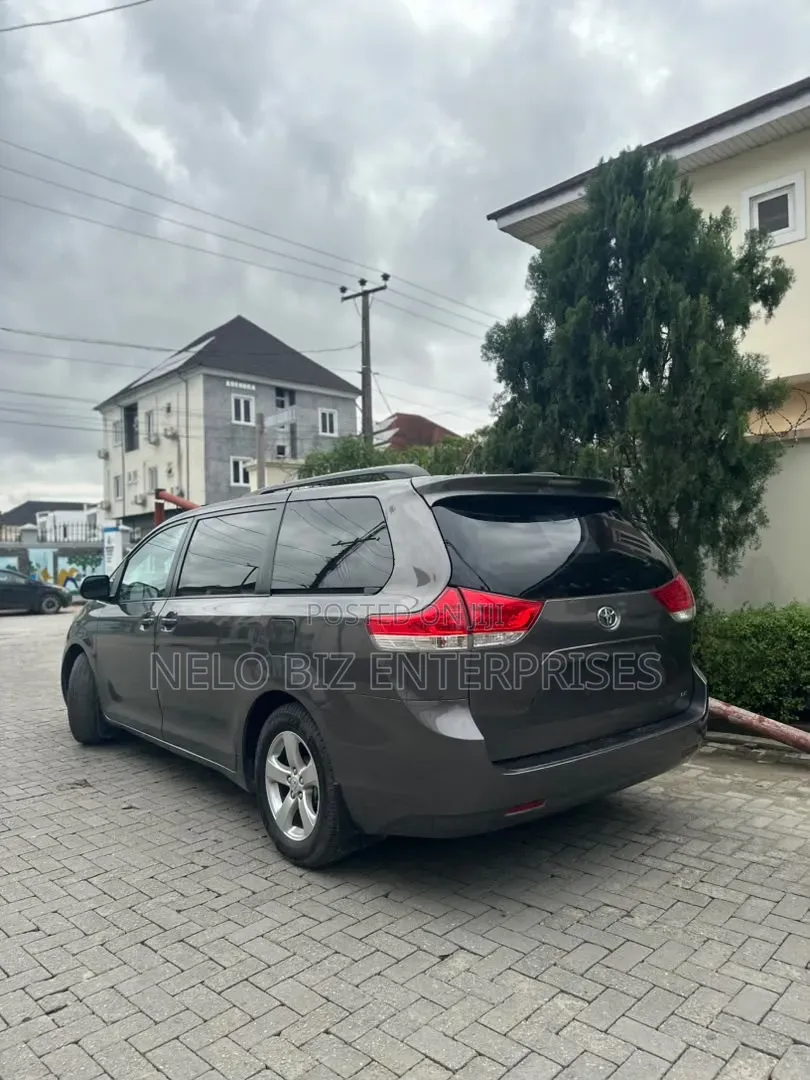 Toyota Sienna 2011 Gray