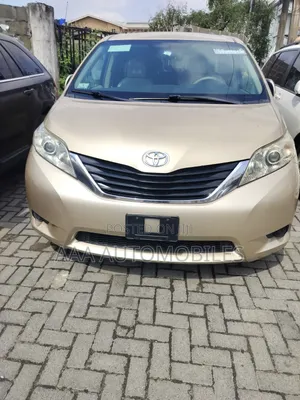 Toyota Sienna 2013 Gold