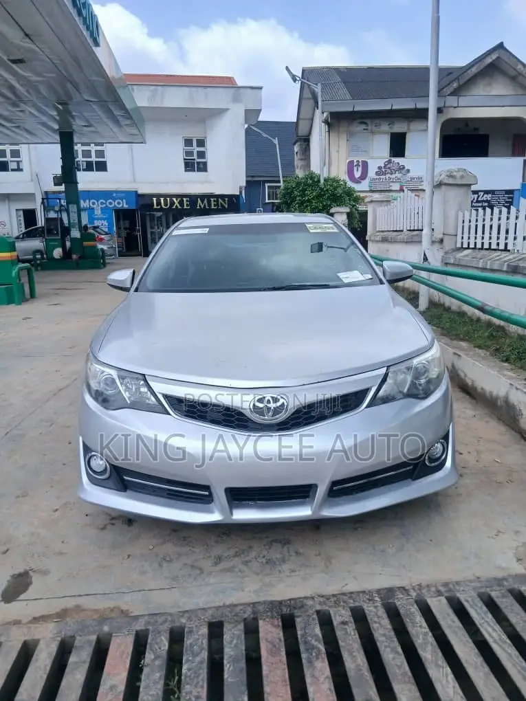 Toyota Camry SE 4dr Sedan (2.5L 4cyl 6A) 2013 Silver