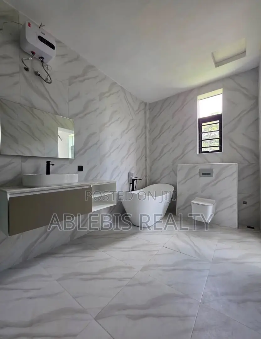 5bdrm Duplex in Chevron for sale