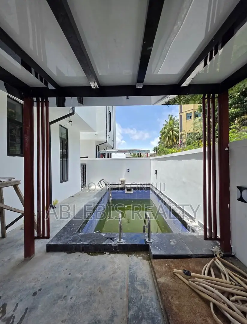 5bdrm Duplex in Chevron for sale