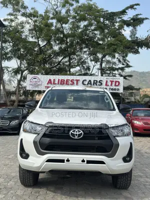 Toyota Hilux 2025 White