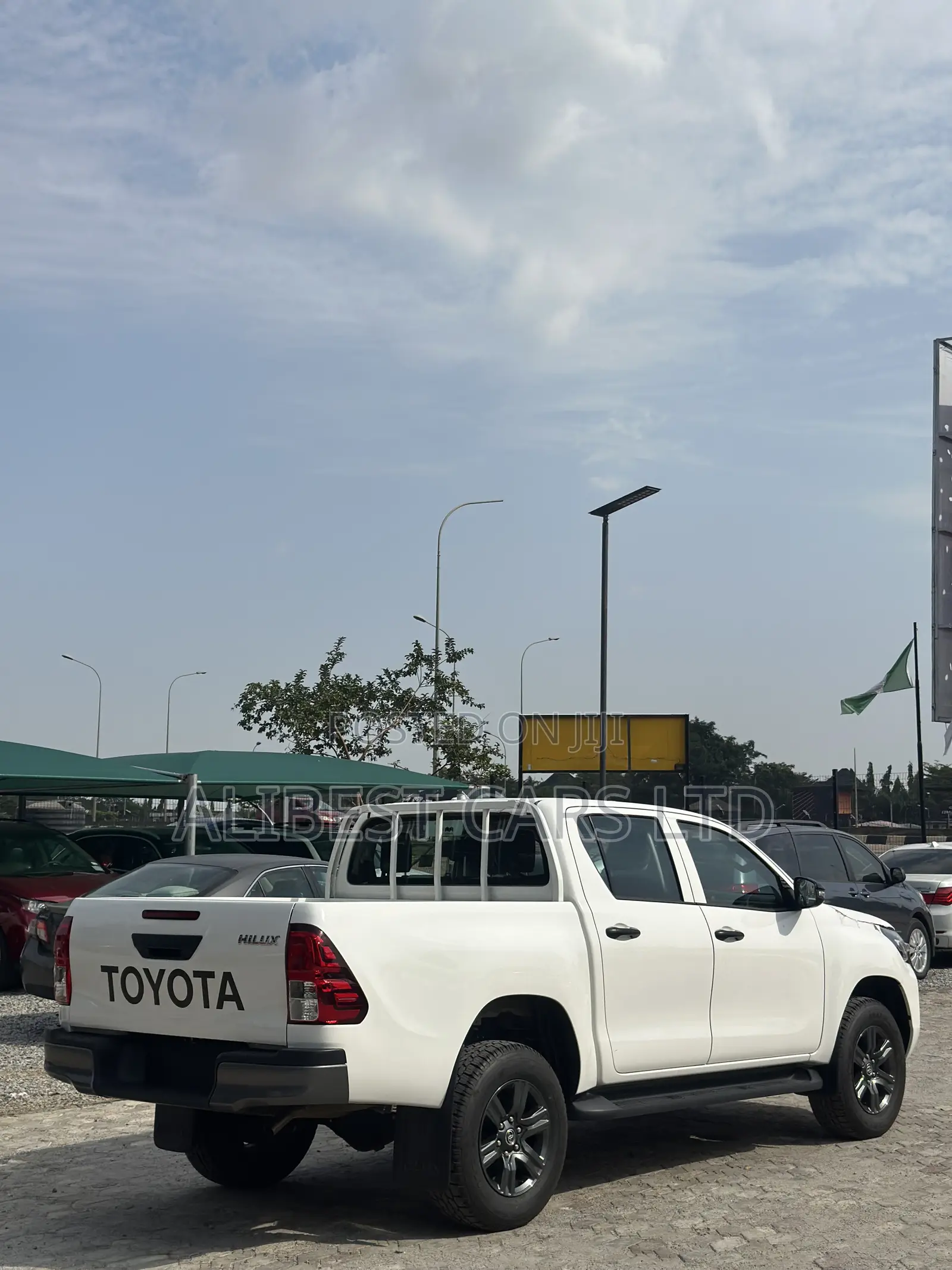 Toyota Hilux 2025 White