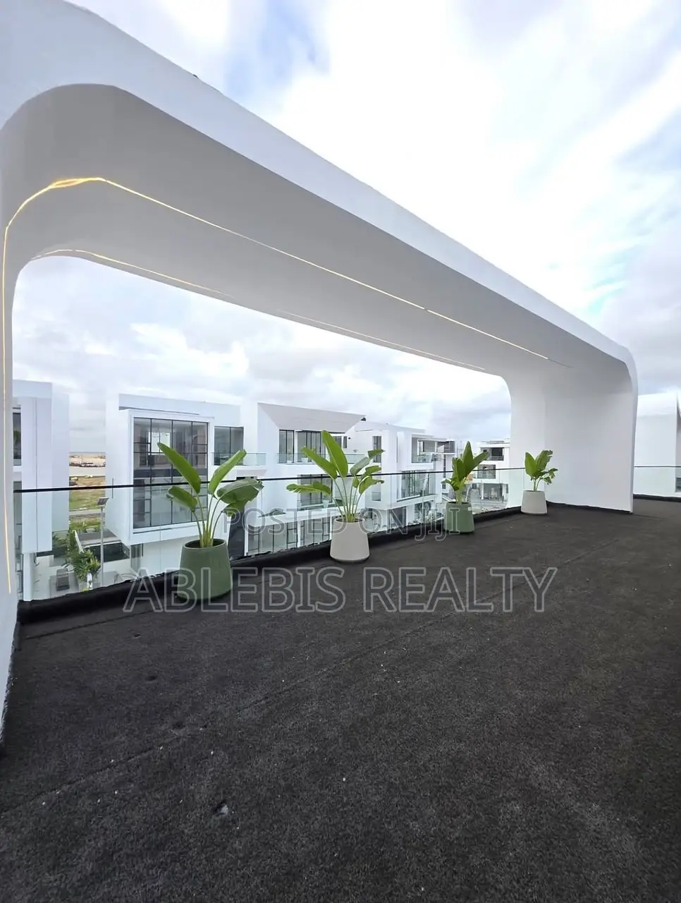 5bdrm Duplex in Osapa London for sale