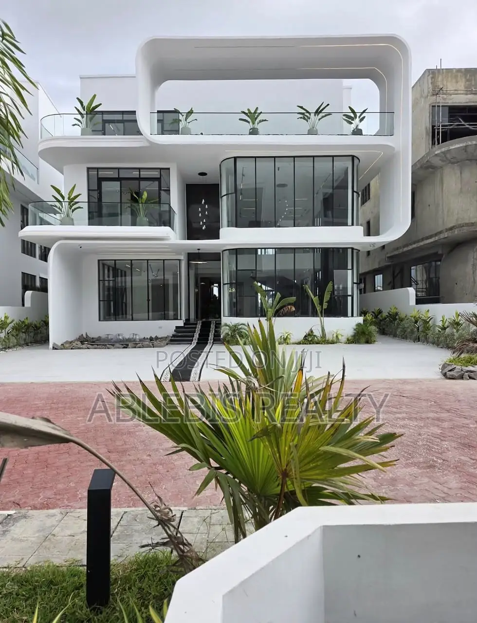 5bdrm Duplex in Osapa London for sale