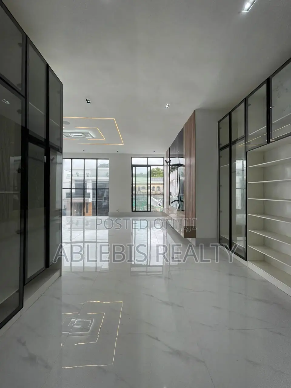 5bdrm Duplex in Chevron for sale