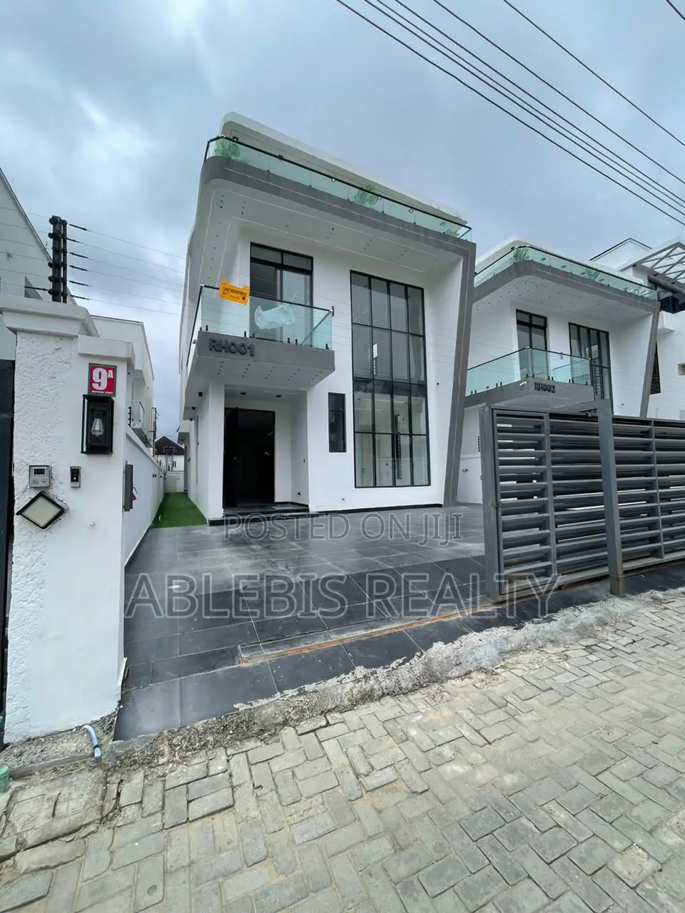 5bdrm Duplex in Chevron for sale